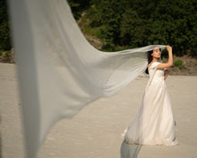 Load image into Gallery viewer, W151 (2) White Off-Shoulder Veil Princess Trail Wedding Gown, Size (XS-30 to XL-40)