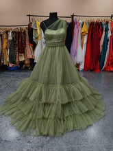 Load image into Gallery viewer, G845, Green Ruffled Prewedding Shoot  Gown, Size (All)