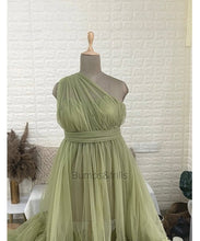 Load image into Gallery viewer, G845, Green Ruffled Prewedding Shoot  Gown, Size (All)pp