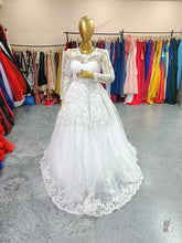 Load image into Gallery viewer, W161 (2),White Sleeves Prewedding Shoot Trail Gown, Size (XS-30 to XL-40)